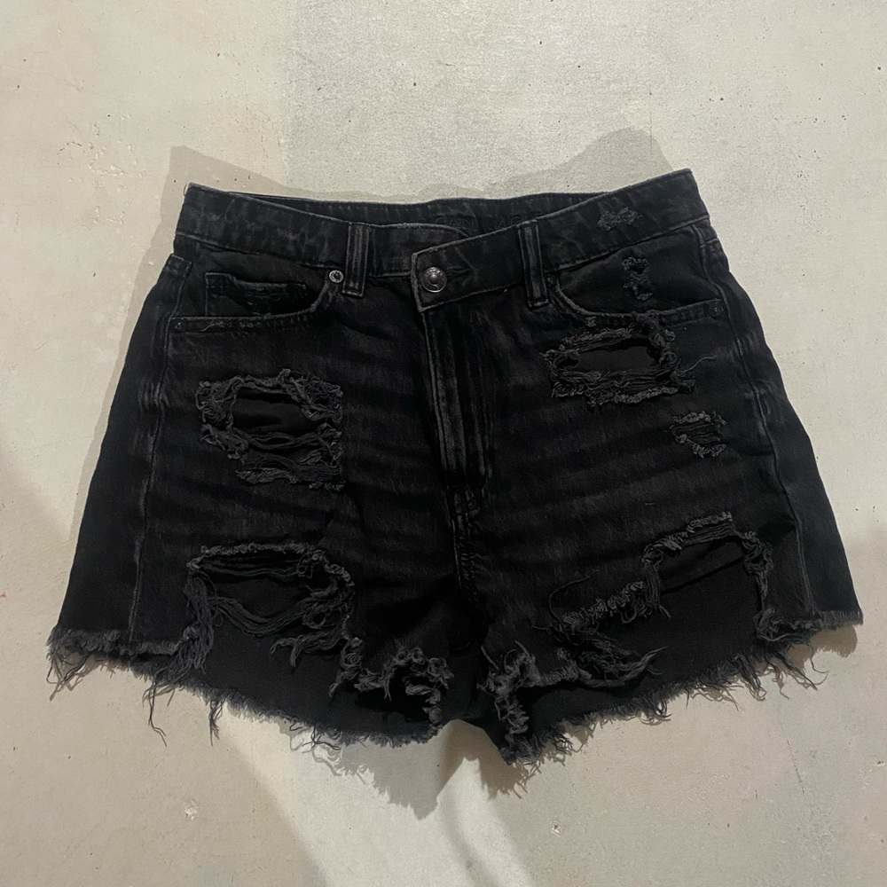 American eagle women’s black distressed short size 4